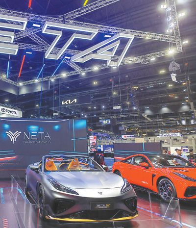 　　在2023年举办的第四十届泰国国际汽车博览会上，中国品牌新能源汽车广受关注。图为哪吒汽车展区。　　本报记者 杨 一摄
