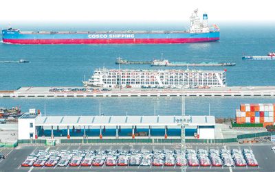 　　2024年1月24日，江苏省太仓港国际集装箱码头装卸作业繁忙有序，新能源汽车正在准备装船出口海外。张从余摄（影像中国）