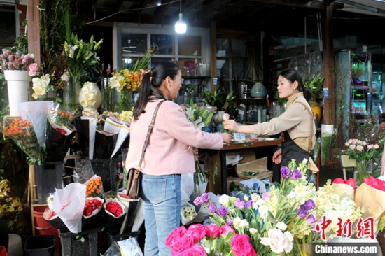 焦点注册：鲜花消费日常化 中国年轻人把春天“带回家”