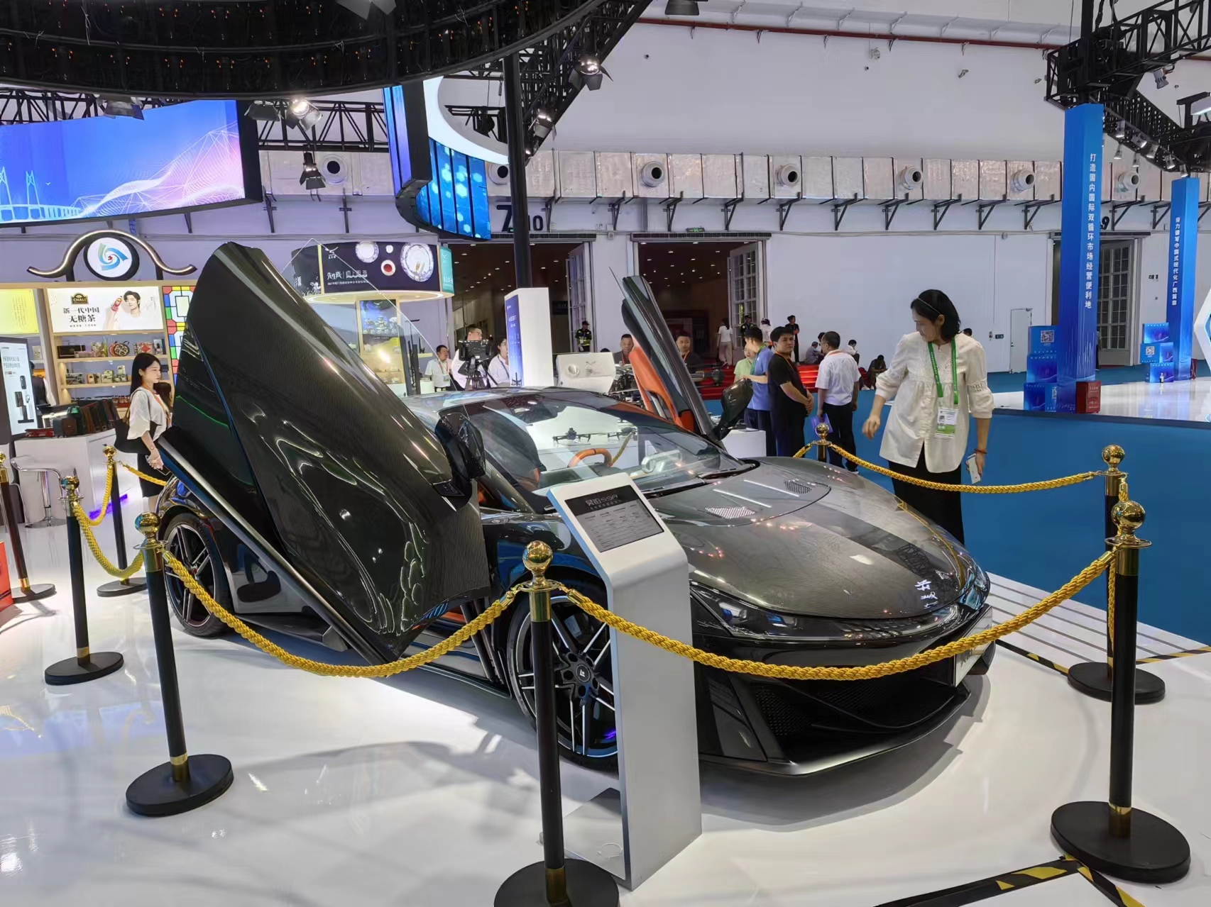 第四届中国国际消费品博览会现场，新能源汽车展示是一大亮点。记者 杨迪摄